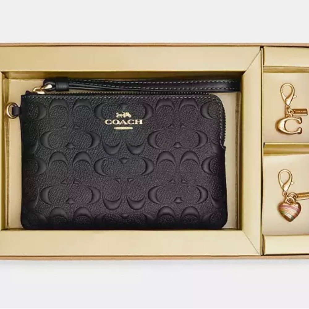 NIB Coach Boxed Corner Zip Wristlet